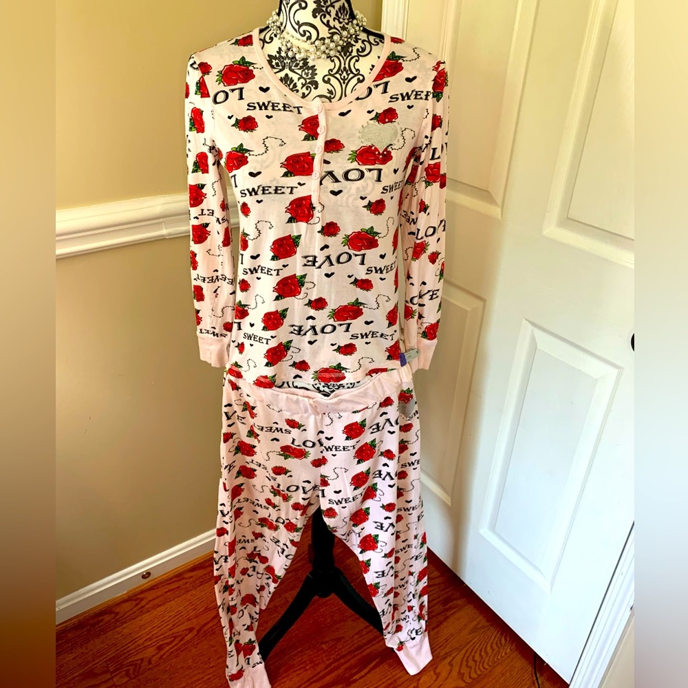 💋Loungewear- 2 piece “love” Rose Women's long Sleeve/pant Size Med.💋